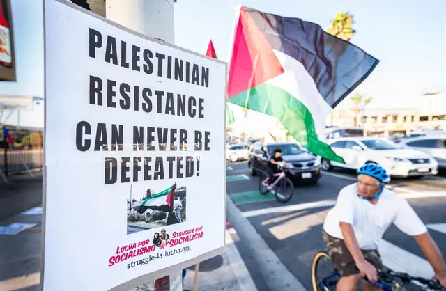 Manifestantes ondean banderas palestinas en apoyo a los palestinos y al socialismo en Los Ángeles, California, el 12 de octubre de 2023. (John Fredricks/The Epoch Times)