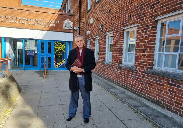 Stephen Green, con una Biblia en la mano, frente al Tribunal de Magistrados de Uxbridge, Inglaterra, el 17 de octubre de 2023. (The Epoch Times)