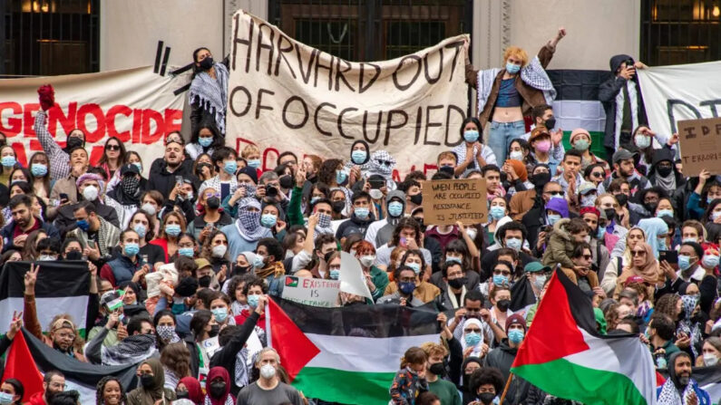 Manifestantes sostienen carteles en apoyo a la "resistencia" palestina durante una concentración en la Universidad de Harvard, en Cambridge, Massachusetts, el 14 de octubre de 2023. (Joseph Prezioso/AFP vía Getty Images)
