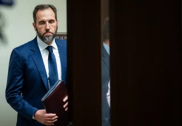 El abogado especial Jack Smith llega para dar declaraciones sobre una acusación recientemente desvelada que incluye cuatro cargos de delito grave contra el expresidente de EE. UU. Donald Trump en Washington, D.C., el 1 de agosto de 2023. (Drew Angerer/Getty Images)