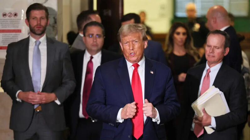 El expresidente Donald Trump habla mientras la corte se toma un descanso para almorzar durante su juicio por fraude civil en la Corte Suprema del Estado de Nueva York el 17 de octubre de 2023 en la ciudad de Nueva York. (Michael M. Santiago/Getty Images)