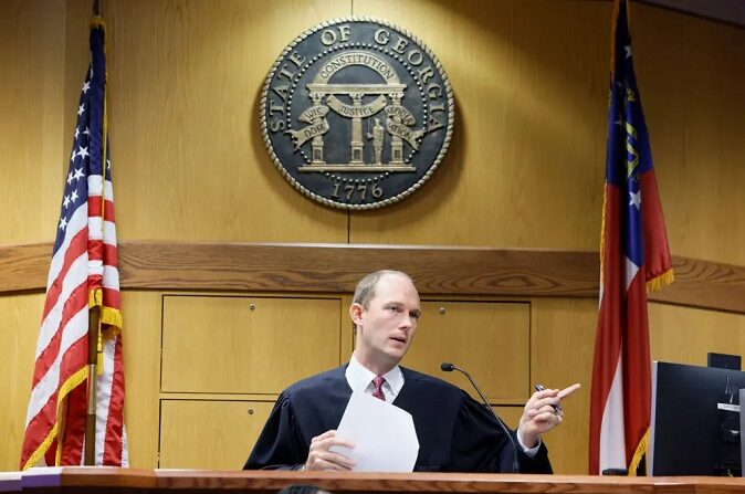 El juez Scott McAfee preside en la Corte Superior del Condado de Fulton en Atlanta, Georgia, el 14 de septiembre de 2023. (Miguel Martinez/Pool/Getty Images)