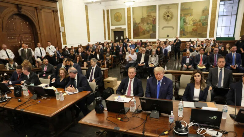 El expresidente de EE. UU. Donald Trump comparece en la sala con sus abogados para el inicio de su juicio por fraude civil en la Corte Suprema del Estado de Nueva York, en la ciudad de Nueva York, el 2 de octubre de 2023. (Brendan McDermid-Pool/Getty Images)