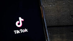 Bruselas pide a TikTok que no escatime esfuerzos para eliminar contenido ilegal en su red