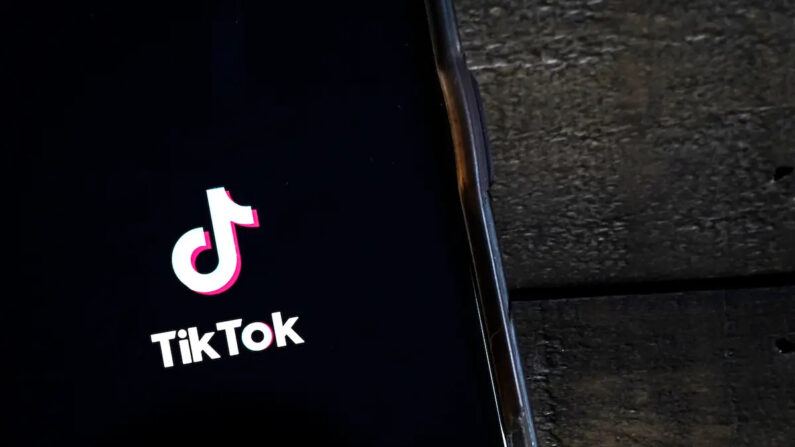 La aplicación TikTok se muestra en un iPhone de Apple en una foto de archivo. (Drew Angerer/Getty Images)
