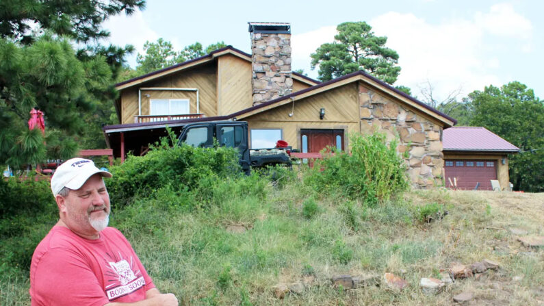 Russell Fincher frente a su casa en Tuskahoma, Oklahoma, el 1 de septiembre de 2023. (Michael Clements/The Epoch Times)
