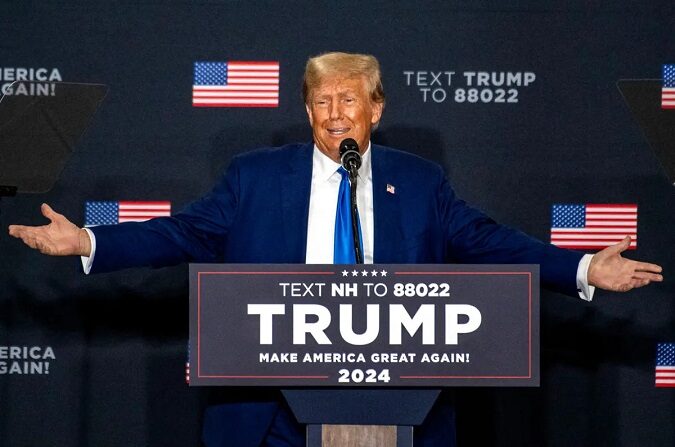 El expresidente Donald Trump habla durante un mitin de campaña en el Centro Deportivo de Nueva Inglaterra en Derry, Nuevo Hampshire, el 23 de octubre de 2023. (Joseph Prezioso/AFP vía Getty Images)