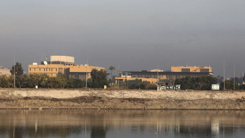 Una vista general muestra la embajada estadounidense al otro lado del río Tigris en Bagdad, la capital de Irak, el 3 de enero de 2020. (Ahmad Al-Rubaye/AFP vía Getty Images)