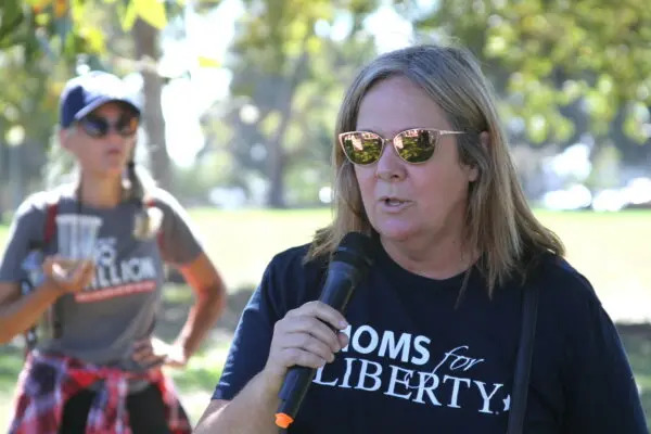 Suzanne Lockyer asiste a una concentración mundial Stop the War Against Children en San Diego el 21 de octubre de 2023. (Brad Jones/The Epoch Times)