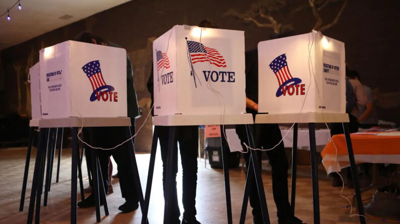 Votantes depositan sus papeletas en Los Ángeles, California, el 5 de junio de 2018. (Mario Tama/Getty Images)