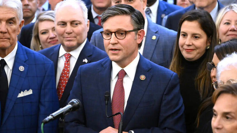 Mike Johnson (C) (R-La.) habla después de ser nombrado presidente republicano de la Cámara, en el Capitolio en Washington el 24 de octubre de 2023. (Saul Loeb/AFP vía Getty Images)