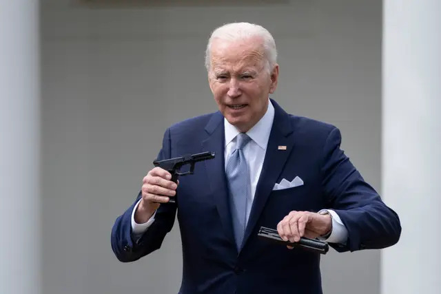 El presidente Joe Biden sostiene un kit de la llamada pistola fantasma durante un acto en la Casa Blanca en Washington el 11 de abril de 2022. (Drew Angerer/Getty Images)