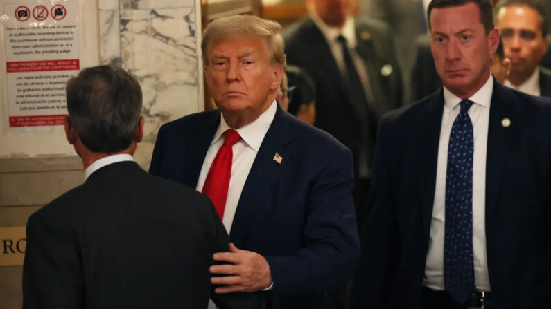 El expresidente Donald Trump abandona la sala para un receso para almorzar durante el segundo día de su juicio por fraude civil en la Corte Suprema del Estado de Nueva York, el 3 de octubre de 2023. (Michael M. Santiago/Getty Images)