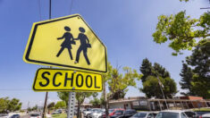 Sindicato de maestros propone campamentos para indigentes en estacionamientos de escuelas de California