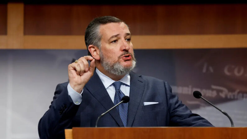 El senador Ted Cruz (R-Texas) habla durante una rueda de prensa sobre seguridad fronteriza en el Capitolio de EE. UU. en Washington el 27 de septiembre de 2023. (Anna Moneymaker/Getty Images)