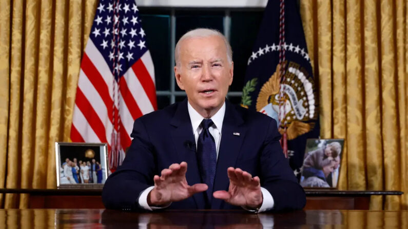 El presidente Joe Biden se dirige a la nación sobre el conflicto entre Israel y Hamás y la invasión rusa de Ucrania desde el Despacho Oval de la Casa Blanca el 19 de octubre de 2023. (Jonathan Ernst/Pool/AFP vía Getty Images)