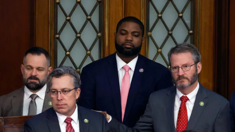 El representante Byron Donalds (R-Fla.) (C), el representante Andy Ogles (R-Tenn.) (I), y el representante Tim Burchett (R-Tenn.) (D) observan los procedimientos en la Cámara de Representantes durante el tercer día de elecciones para presidente de la Cámara en el Capitolio de EE.UU. en Washington el 5 de enero de 2023. (Chip Somodevilla/Getty Images)