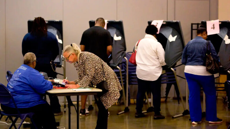 Votantes depositan sus papeletas durante las primarias presidenciales demócratas en Houston, Texas, el 3 de marzo de 2020. (Mark Felix/AFP vía Getty Images)
