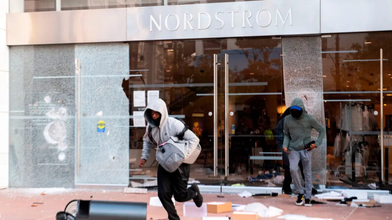 Varias personas roban mercancía de las tiendas del centro comercial Grove, en el distrito Fairfax de Los Ángeles, el 30 de mayo de 2020. (Valerie/AFP vía Getty Images)