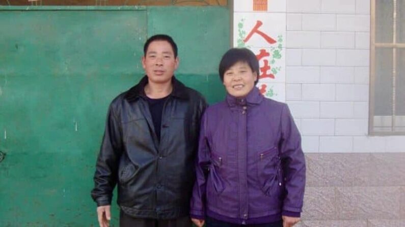 Ding Yuande y su esposa, Ma Ruimei, fotografiados antes de ser detenidos ilegalmente por su fe, el 12 de mayo de 2023. (Cortesía del Centro de Información de Falun Dafa)
