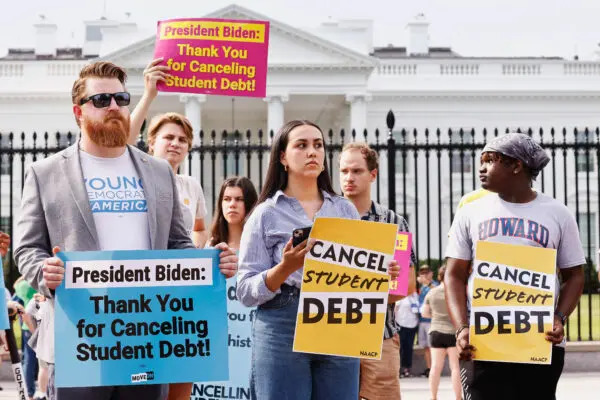 Deudores de préstamos estudiantiles realizan una concentración frente a la Casa Blanca para celebrar la intención del presidente Joe Biden de cancelar la deuda estudiantil, iniciativa que posteriormente fue bloqueada por la Corte Suprema, el 24 de agosto de 2022. (Paul Morigi/Getty Images para We the 45m)