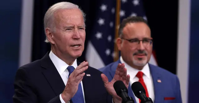 El presidente Joe Biden habla sobre un plan anterior de alivio de la deuda estudiantil mientras el secretario de Educación Miguel Cardona observa en Washington el 17 de octubre de 2022. (Alex Wong/ Getty Images)