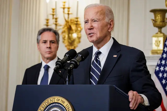 El presidente Joe Biden habla sobre los atentados terroristas en Israel junto al secretario de Estado Antony Blinken desde el Comedor de Estado de la Casa Blanca en Washington el 7 de octubre de 2023. (Samuel Corum/Getty Images)
