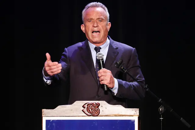 El candidato presidencial demócrata Robert F. Kennedy Jr. habla en un acto del Mes de la Herencia Hispana en el Teatro Wilshire Ebell de Los Ángeles el 15 de septiembre de 2023. (Mario Tama/Getty Images)