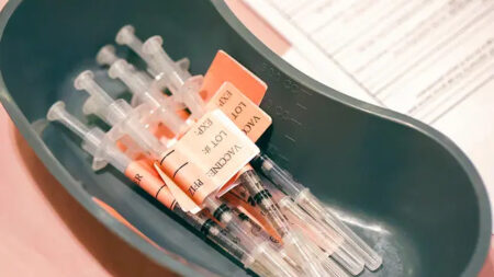 Gobierno de EE.UU. entrega dinero a dos personas afectadas por las vacunas anti-COVID