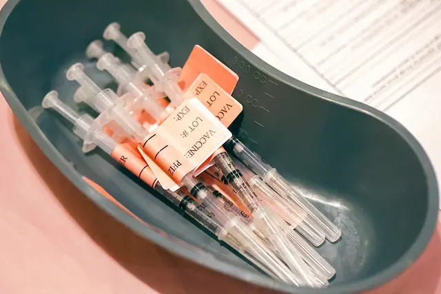 Jeringuillas llenas de la vacuna anti-COVID sobre una mesa en una clínica de vacunación contra el COVID-19, el 06 de abril 2022, en San Rafael, California. (Justin Sullivan/Getty Images)