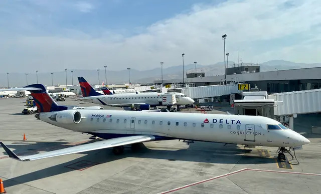 Un avión de Delta Airlines es visto en la puerta de embarque del Aeropuerto Internacional de Salt Lake City, el 5 de octubre de 2020. (Daniel Slim/AFP vía Getty Images)
