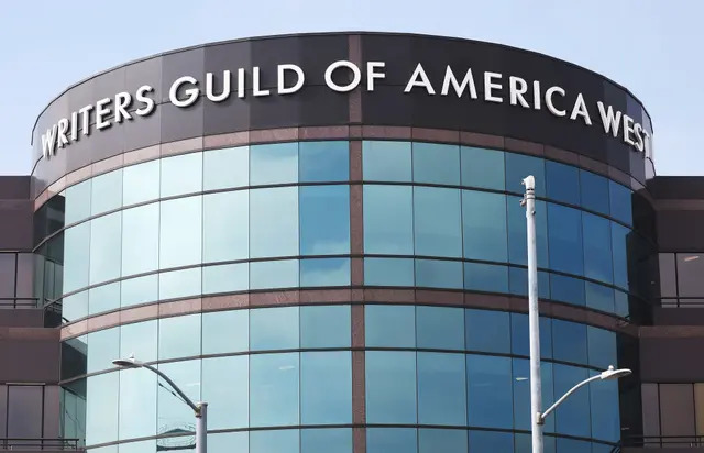 La sede del Writers Guild of America West se ve el 25 de septiembre de 2023 en Los Ángeles, California. Hollywood está a la espera de la votación final sobre un acuerdo contractual provisional entre más de 11,000 miembros del Sindicato de Guionistas de América y los estudios de Hollywood en la huelga de guionistas de casi 150 días. (Mario Tama/Getty Images)