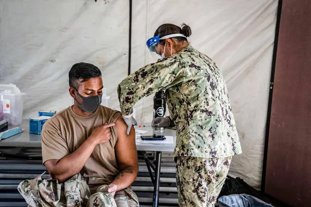 Un miembro del ejército estadounidense recibe la vacuna de Moderna contra el COVID-19 en Camp Foster en Ginowan, Japón, el 28 de abril de 2021. (Carl Court/Getty Images)