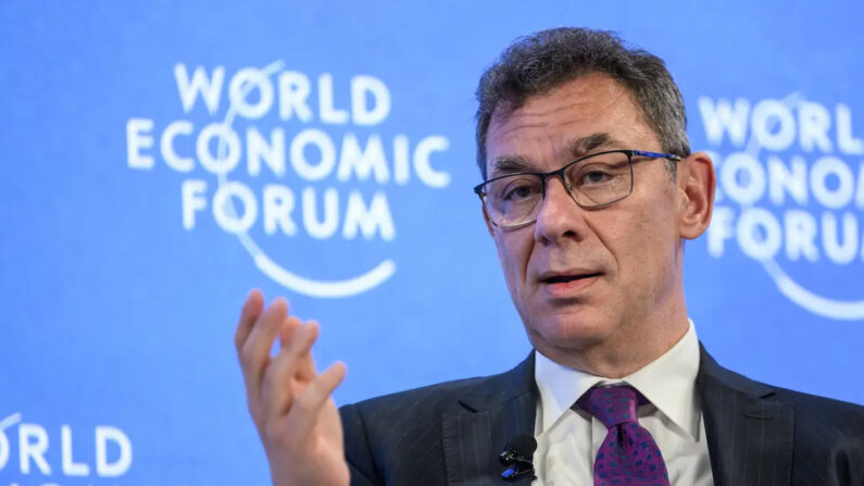El director ejecutivo de Pfizer, Albert Bourla, gesticula durante una sesión de la reunión anual del Foro Económico Mundial en Davos, Suiza, el 25 de mayo de 2022. (Fabrice Coffrini/AFP vía Getty Images)