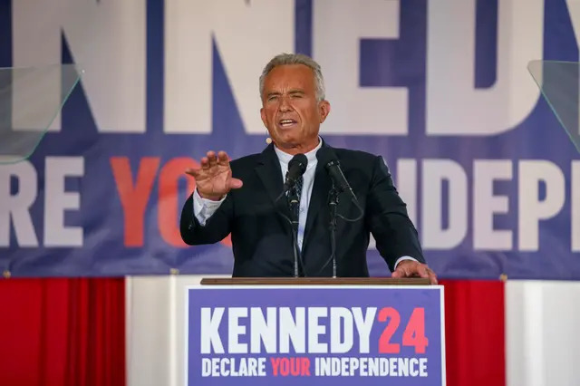 El candidato presidencial Robert F. Kennedy Jr. hace un anuncio de campaña en Filadelfia el 9 de octubre de 2023. (Jessica Kourkounis/Getty Images)