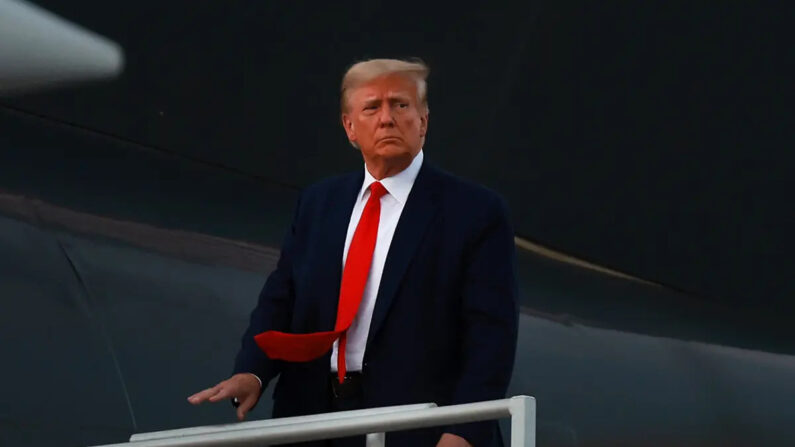 El expresidente Donald Trump sube a su avión privado, también conocido como Trump Force One, mientras sale del aeropuerto internacional Hartsfield-Jackson de Atlanta tras ser fichado en la cárcel del condado de Fulton, en Atlanta, el 24 de agosto de 2023. (Joe Raedle/Getty Images)