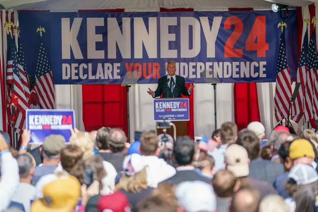 El candidato presidencial Robert F. Kennedy, Jr. hace un anuncio de campaña en una rueda de prensa en Filadelfia, Pensilvania, el 9 de octubre de 2023. El Sr. Kennedy anunció que pondrá fin a su candidatura a las primarias demócratas y que se postulará a la presidencia como independiente. (Jessica Kourkounis/Getty Images)