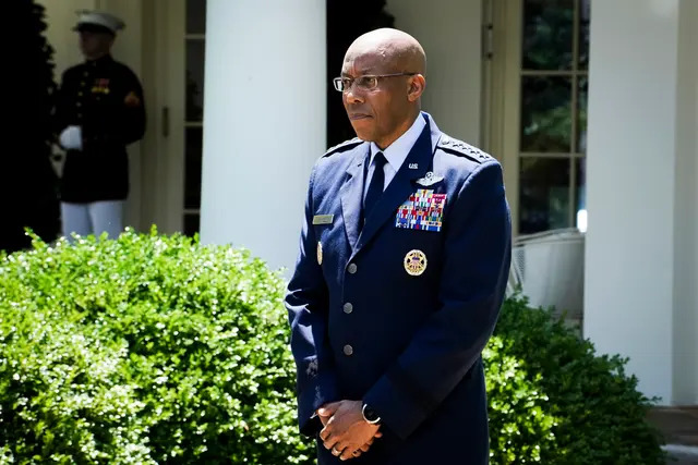 El jefe del Estado Mayor de las Fuerzas Aéreas, el general Charles Q. Brown, asiste a un acto en el Jardín de las Rosas de la Casa Blanca cuando el presidente Joe Biden le nombra próximo jefe del Estado Mayor Conjunto en Washington, el 25 de mayo de 2023. (Madalina Vasiliu/The Epoch Times)