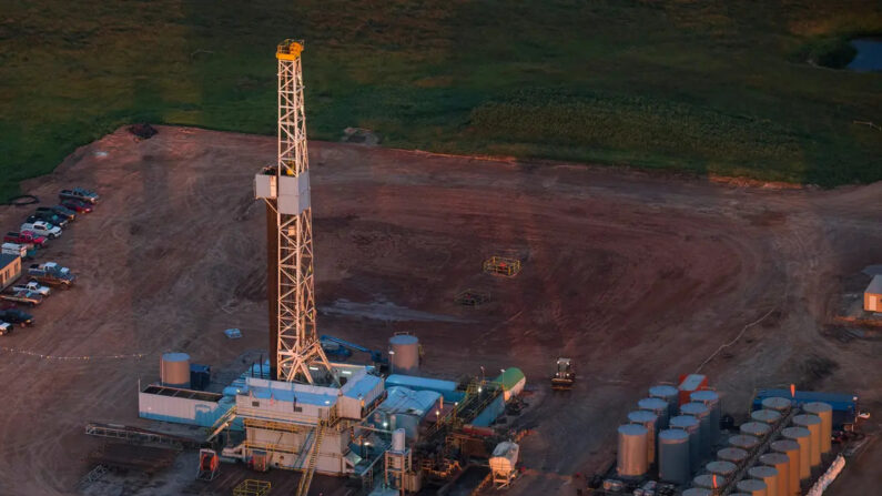 Una plataforma de perforación petrolífera se ve en una vista aérea cerca de Watford City, Dakota del Norte, en las primeras horas de la mañana del 30 de julio de 2013. (Andrew Burton/Getty Images)