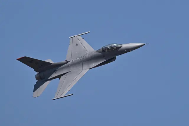 Un caza F-16 Fighting Falcon de las Fuerzas Aéreas estadounidenses (USAF) en una foto de archivo. (Manjunath Kiran/AFP vía Getty Images)