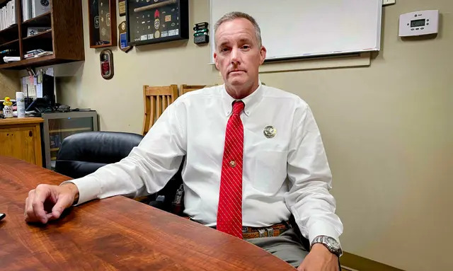 El sheriff de Goliad, Roy Boyd, en su oficina de Goliad, Texas, el 23 de junio de 2022. (Charlotte Cuthbertson/The Epoch Times)