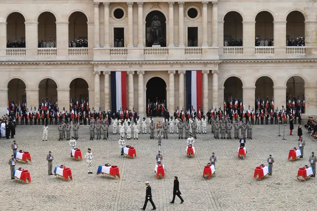 El presidente francés, Emmanuel Macron, asiste a una ceremonia de homenaje en el monumento de los Inválidos por los 13 soldados franceses muertos en Mali, en París, Francia, el 2 de diciembre de 2019. (Eric Feferberg/AFP vía Getty Images)
