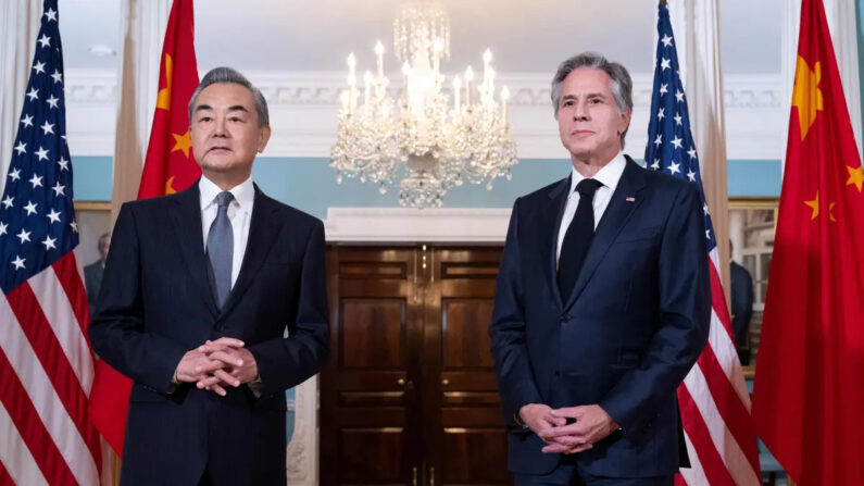 El secretario de Estado estadounidense, Antony Blinken, y el ministro de Asuntos Exteriores chino, Wang Yi, hablan con la prensa antes de reunirse en el Departamento de Estado en Washington, D.C., el 26 de octubre de 2023. (Saul Loeb/AFP vía Getty Images)