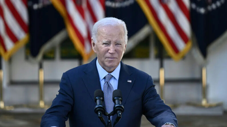 El presidente Joe Biden anuncia nuevas medidas para proteger a los consumidores de las comisiones basura ocultas en el Jardín de las Rosas de la Casa Blanca el 11 de octubre de 2023. (Brendan Smialowski/AFP vía Getty Images)