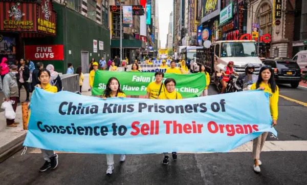 Practicantes de Falun Gong participan en un desfile con motivo del 30º aniversario de la presentación al público de esta disciplina espiritual, en Nueva York, el 13 de mayo de 2022. (Samira Bouaou/The Epoch Times)
