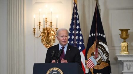 Exponen carencia de control de fraude en plan vetado de condonación de deuda estudiantil de Biden