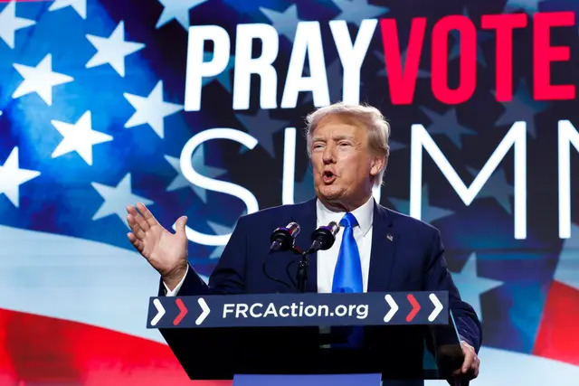 El candidato presidencial republicano y expresidente Donald Trump habla en la Cumbre Pray Vote Stand, en el Hotel Omni Shoreham de Washington, el 15 de septiembre de 2023. (Anna Moneymaker/Getty Images)