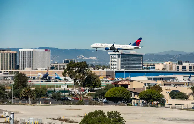 Un avión vuela para aterrizar en el Aeropuerto Internacional de Los Ángeles el 18 de febrero de 2022. (John Fredricks/The Epoch Times)