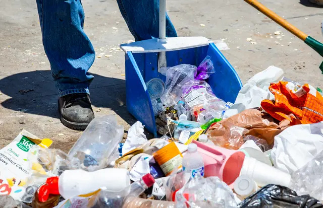 Trabajadores de saneamiento de Los Ángeles limpian la basura abandonada en Venice Beach, California, el 8 de junio de 2021. (John Fredricks/The Epoch Times)