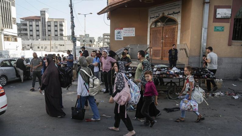 Residentes de la ciudad de Gaza comienzan a evacuar tras la advertencia israelí sobre un aumento de las operaciones militares en la franja de Gaza, 13 de octubre de 2023. EFE/EPA/Haitham Imad
